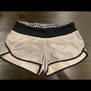 🍋 Lululemon Speed Shorts 2.5” Size 6